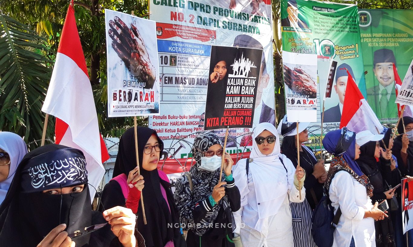 Aksi Demo di depan KPU Surabaya, Rabu 22 Mei 2019. (foto: Haris/ngopibareng.id)