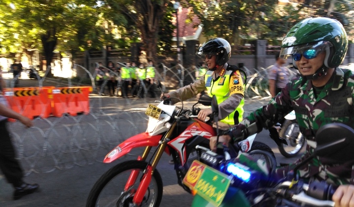 Kapolrestabes Surabaya Kombes Pol Sandi Nugroho, saat meninjau pengamanan di Bawaslu Jatim, Rabu 22 Mei 2019. (Foto: Farid/ngopibareng.id) 