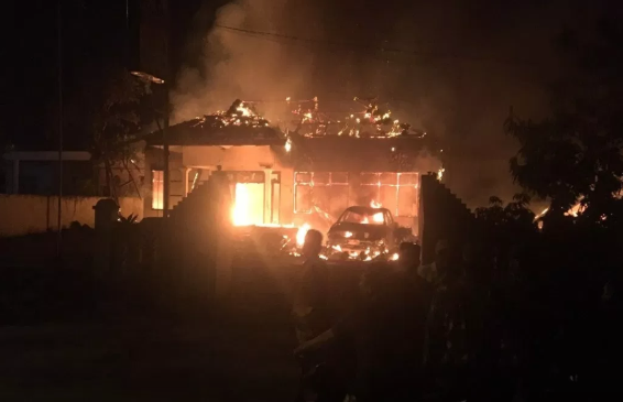 Mapolsek Tambelengan, Sampang terbakar. Diduga dibakar oleh massa. (Foto: mediamadura)