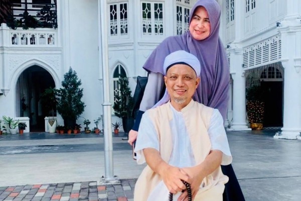 Foto kenangan ustadz Arifin Ilham bersama istri pertama, Wahyuniati. (Foto: Instagram)