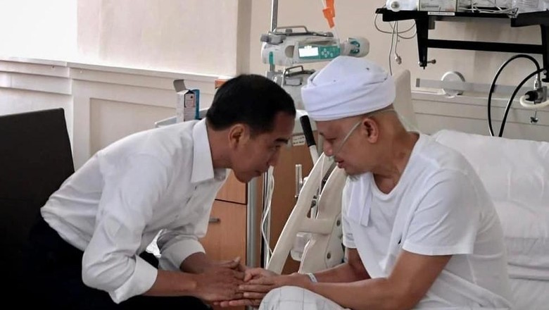 Foto kenangan Presiden Jokowi saat menjenguk ustadz Arifin Ilham di RSCM, pada Januari 2019. (Foto: Instagram Jokowi)