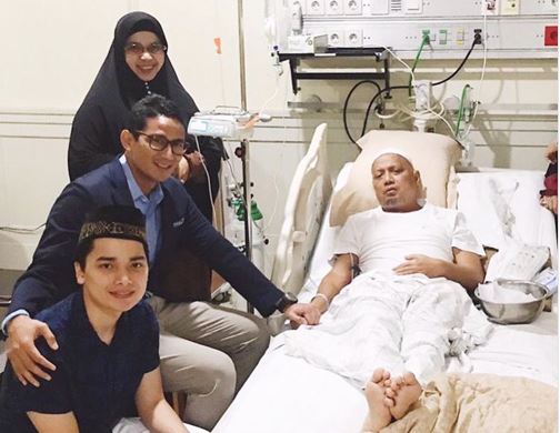 Foto kenangan Sandiaga Uno saat menjenguk ustadz Arifin Ilham di RSCM, Jakarta, pada 8 Janauri 2019.