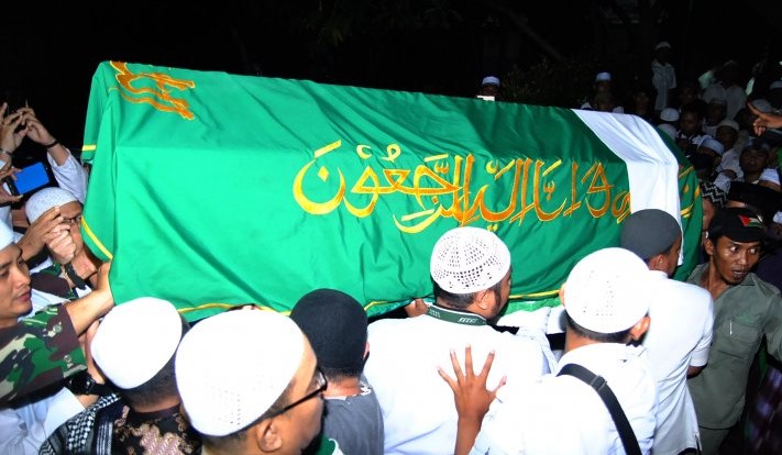 Jamaah membawa jenazah almarhum ustadz KH. Muhammad Arifin Ilham untuk dishalatkan di Masjid Az-Zikra, Sentul, Babakan Madang, Kabupaten Bogor, Jawa Barat, Kamis, 23 Mei 2019. (Foto: Ant)