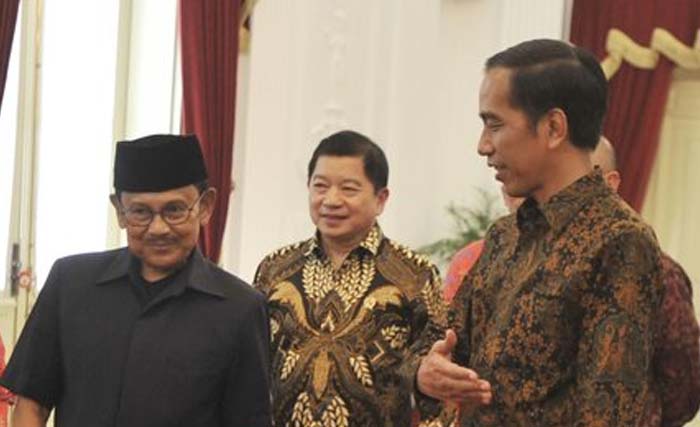 Presiden Jokowi dan BJ Habibie di Istana. (foto:Merdeka)