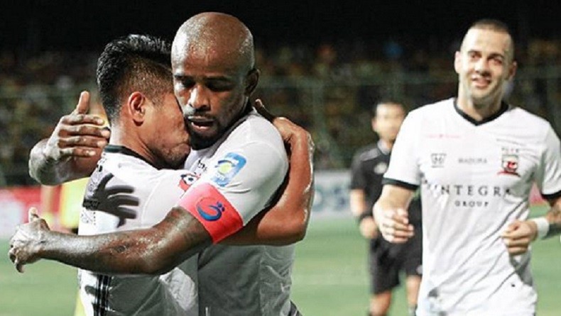 Andik Vermansyah merayakan gol tunggal yang membawa Madura United permalukan tuan rumah Barito Putra. (Foto: pssi)