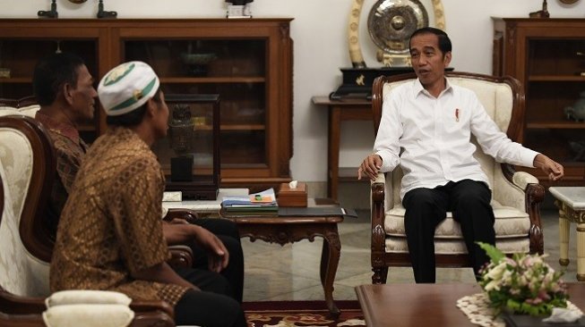 Presiden Jokowi bertemu dua pedagang warung korban penjarahan saat rusuh aksi 22 Mei 2019 di Jakarta. (Foto: Antara)