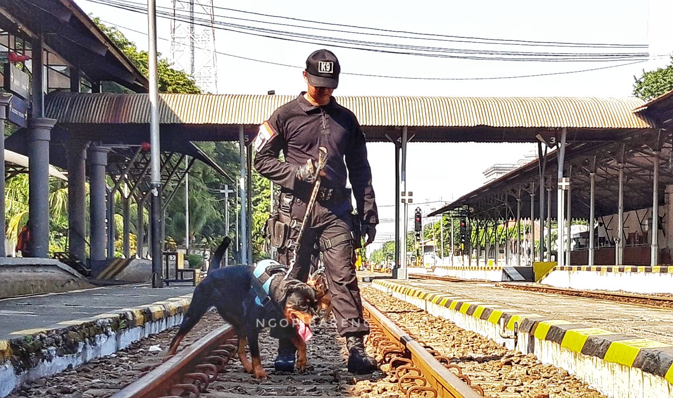 Pasukan K-9 turut amankan mudik lebaran di stasiun wilayah Daop 8 Surabaya. (Foto: Haris/ngopibareng.id)
