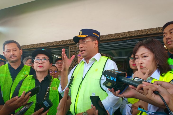 Menteri Perhubungan Budi Karya Sumadi (tengah), Menteri Kesehatan Nila Moeloek (kiri), dan Dirjen Perhubungan Udara Polana B Pramesti (kanan) kepada pers di Bandara Internasional Soekarno-Hatta, Tengerang, Banten, Minggu (26 Mei 2019. (Foto/Ahmad Wijaya)