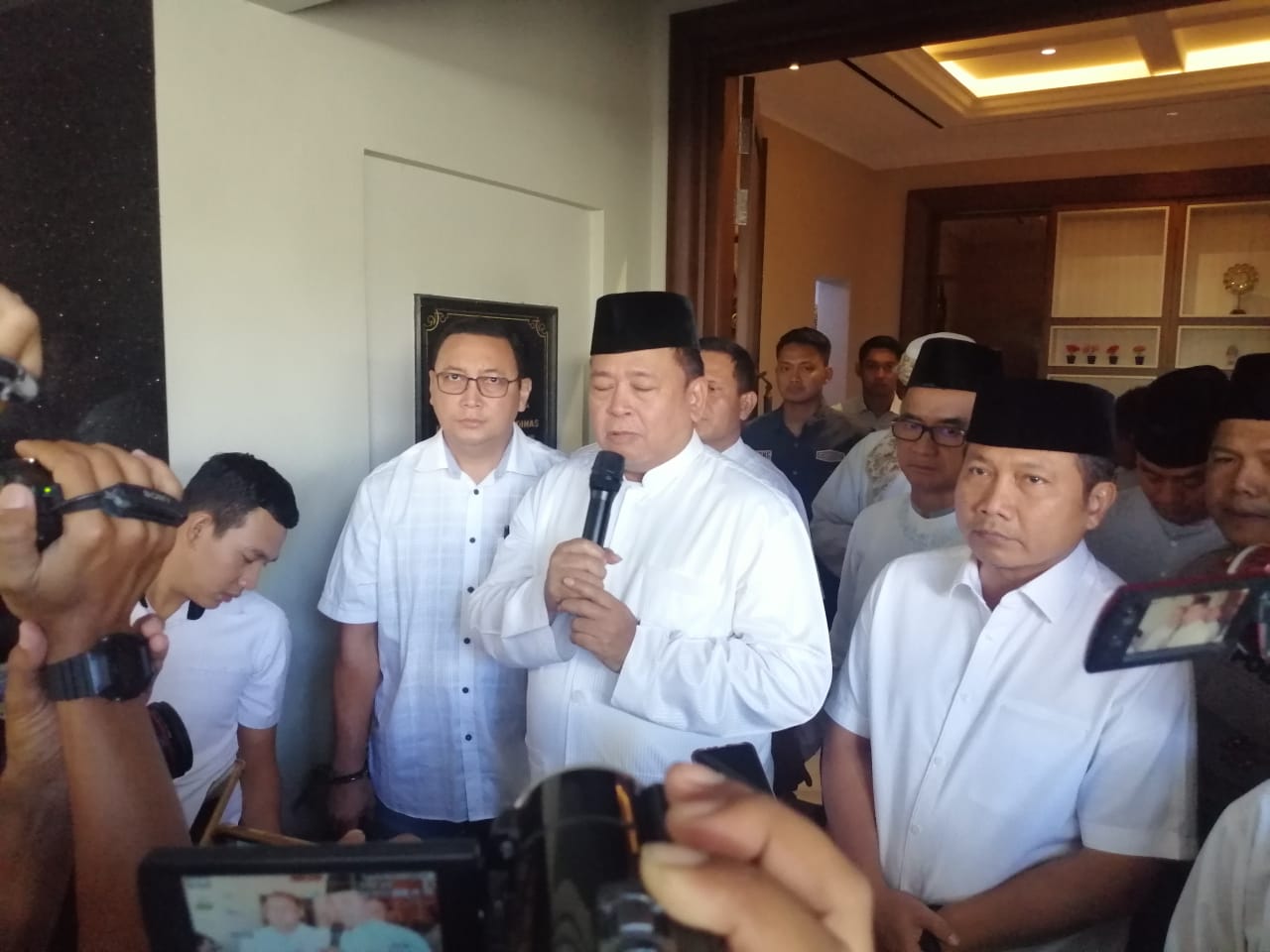 Kapolda Jatim, Irjen Pol Luki Hermawan, saat ditemui di rumah dinasnya, Surabaya, Minggu, 26 Mei 2019. (Foto: Farid/ngopibareng.id)