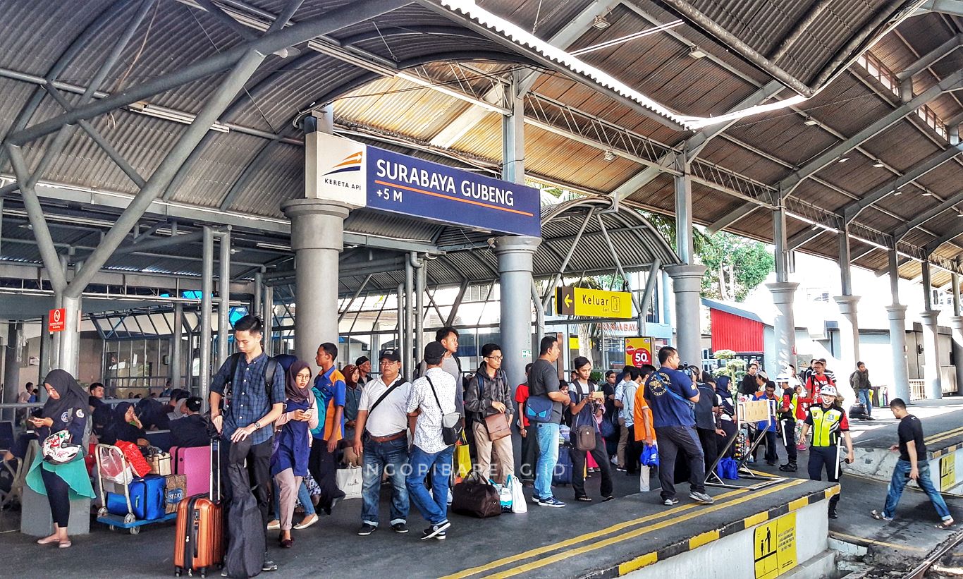 Stasiun Gubeng Surabaya, Minggu 26 Mei 2019. (Foto: Haris/ngopibareng.id)