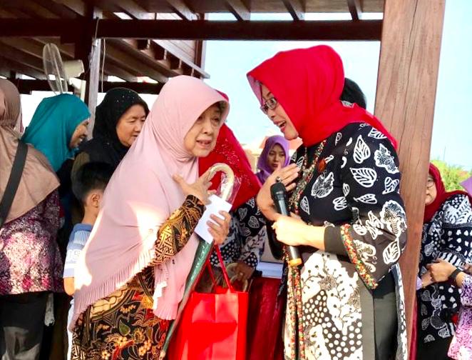 Ketua Umum BKOW Provinsi Jawa Timur Dra. Hj. Fatma Saifullah Yusuf (Kanan) saat peringatan hari lansia. (Foto: Fatma Foundation)