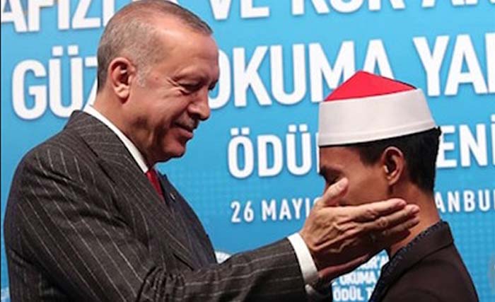 Presiden Turki Erdogan memberi selamat kepada Syamsuri Firdaus, Juara MTQ Internasional di Istambul. (Foto:AFP)
