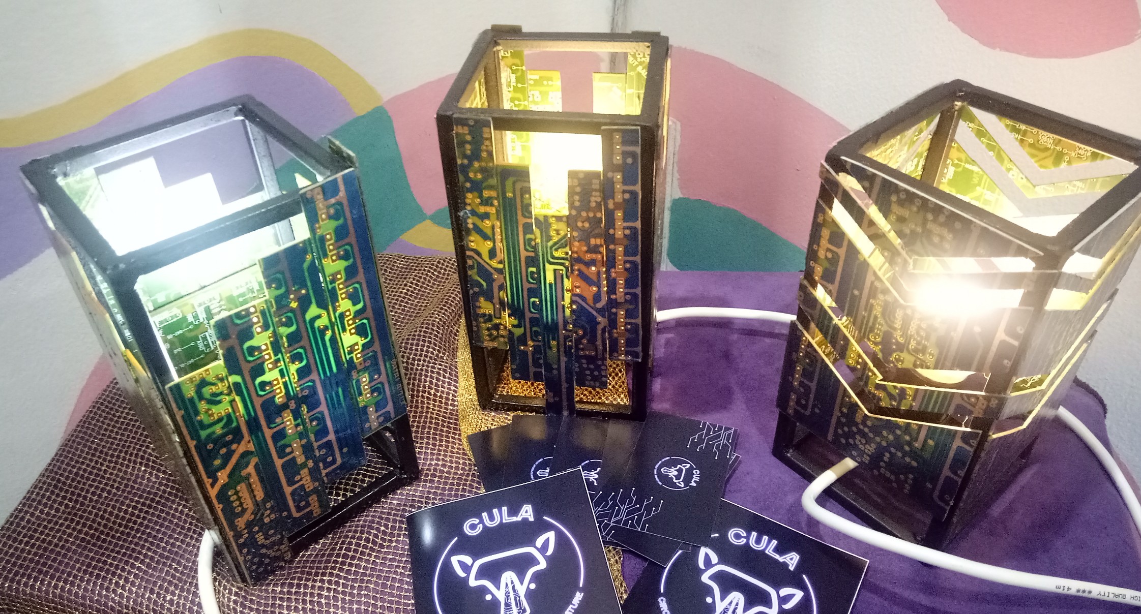 Kap lampu 'Cula' dengan tiga model yaitu, Panca, Tetris, dan Tria karya mahasiswa UK Petra Suarabaya. (Foto: Pita/ngopibareng. Id)