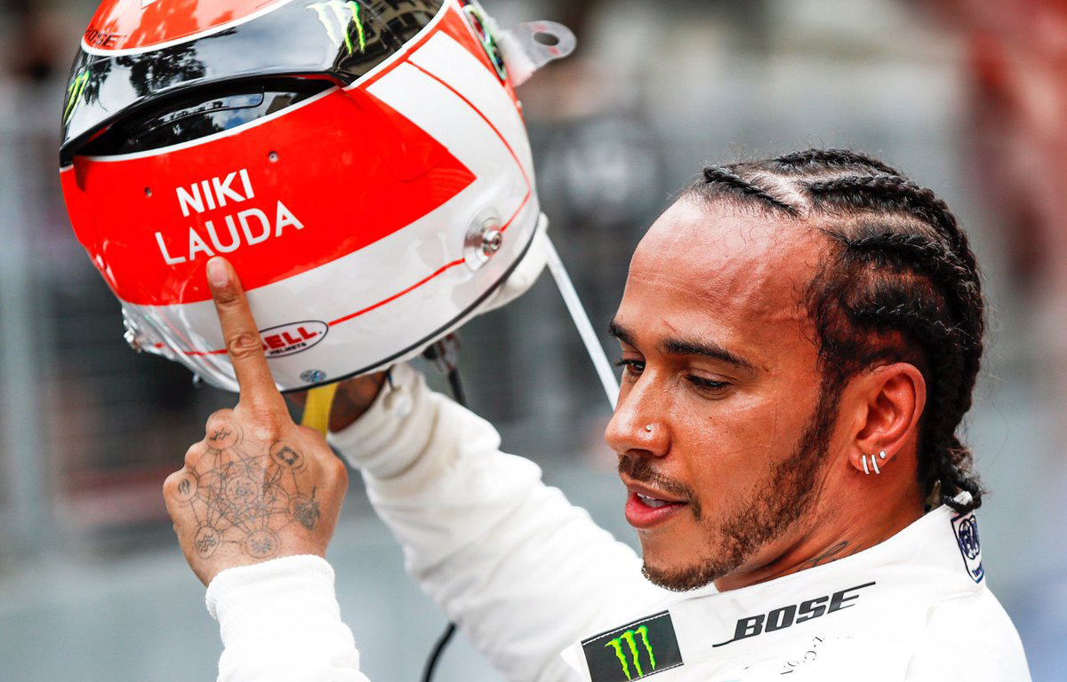 Hamilton menunjukkaan nama Niki Lauda di balik helmnya usai memenangkan F1 GP Monaco. (Foto: Twitter/@MercedesAMGF1)