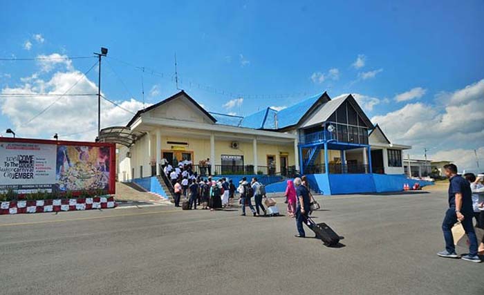 Sejumlah penumpang turun dari pesawat di Bandara Notohadinegoro di Kabupaten Jember, Jawa Timur. (Foto:Dok.Ngobar)