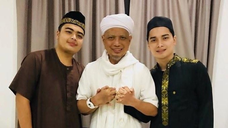 Mendiang ustadz Arifin Ilham bersama kedua putranya, Alvin Faiz (kanan) dan Ameer Azzikra.