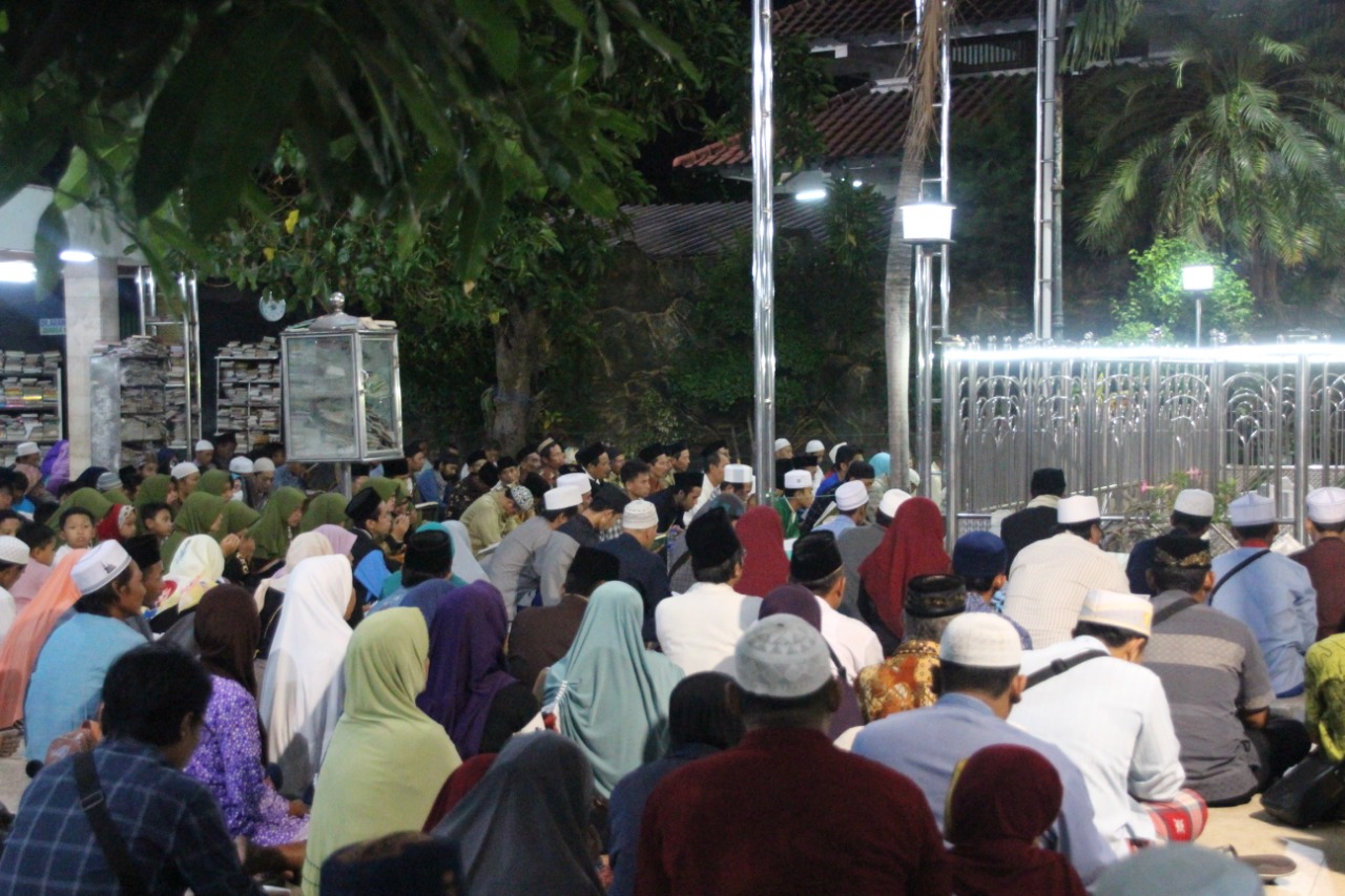Makam Sunan Ampel pada malam ke 23 puasa ramadan dipenuhi peziarah untuk mencari berkah di malam lailatul qodar. (Foto: Faiq/ngopibareng.id)