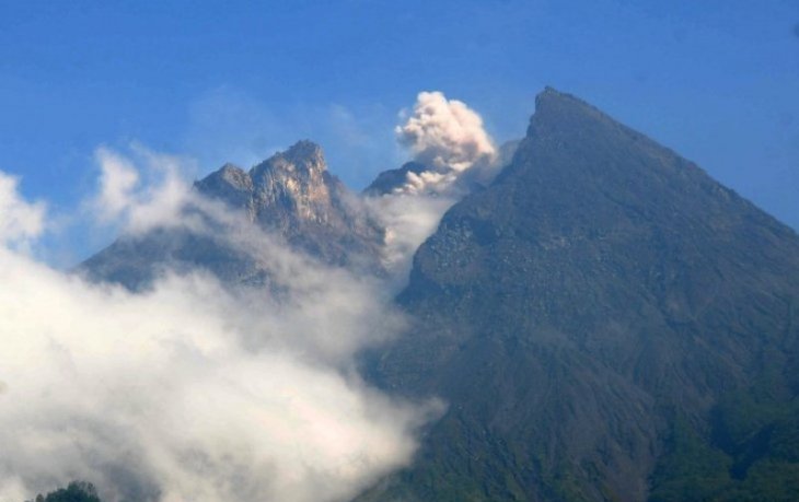 Aktivitas Gunung Merapi terlihat dari Deles Indah, Kemalang, Klaten, Jawa Tengah, Selasa 23 April 2019. (Foto: Antara/Aloysius Jarot Nugroho)
