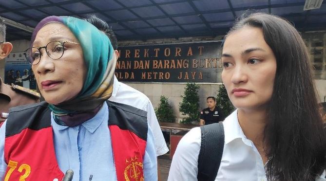 Ratna Sarumpaet ditemani putrinya, Atiqah Hasiholan, akan menjalani sidang tuntutan di Pengadilan Negeri Jakarta Selatan, Selasa 28 Mei 2019.