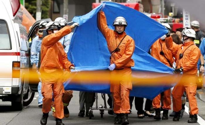 Petugas menyelamatkan korban penikaman pria di pinggiran Tokyo, Selasa pagi, 28 Mei. (Foto:BBC)