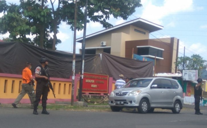 Tim Inafis Polda Jateng saat melakukan olah tempat kejadian perkara kasus penembakan Pos Penjagaan Mako Brimob Batalyon B Pelopor Kompi 3 Watumas, Purwokerto, Kabupaten Banyumas, Sabtu 25 Mei 2019. (Foto: Antara/Sumarwoto)