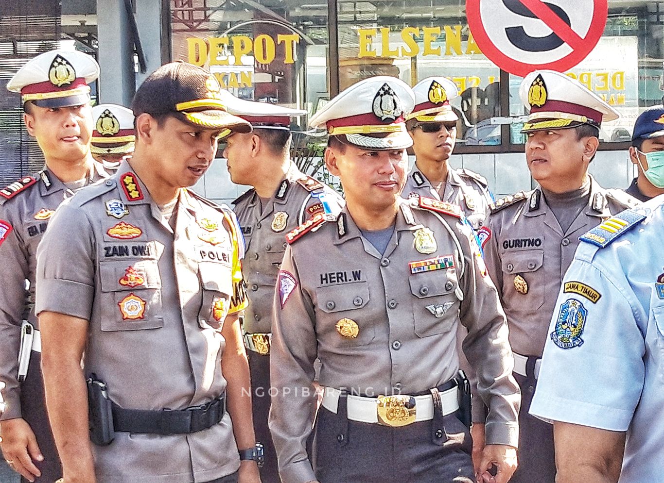 Dirlantas Polda Jawa Timur, Kombes Pol Heri Wahono, saat berkunjung di terminal Purabaya, Selasa 28 Mei 2019. (Foto: Haris/ngopibareng.id)
