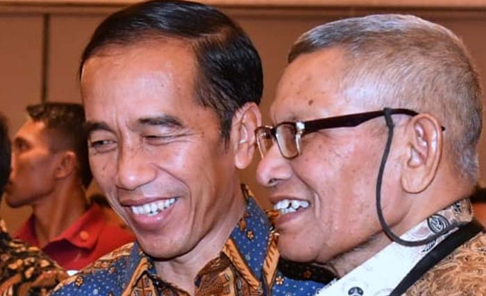 Asmanu, wartawan Ngopibareng bersama Presiden Jokowi di Istana Negara. (Foto:Istimewa)