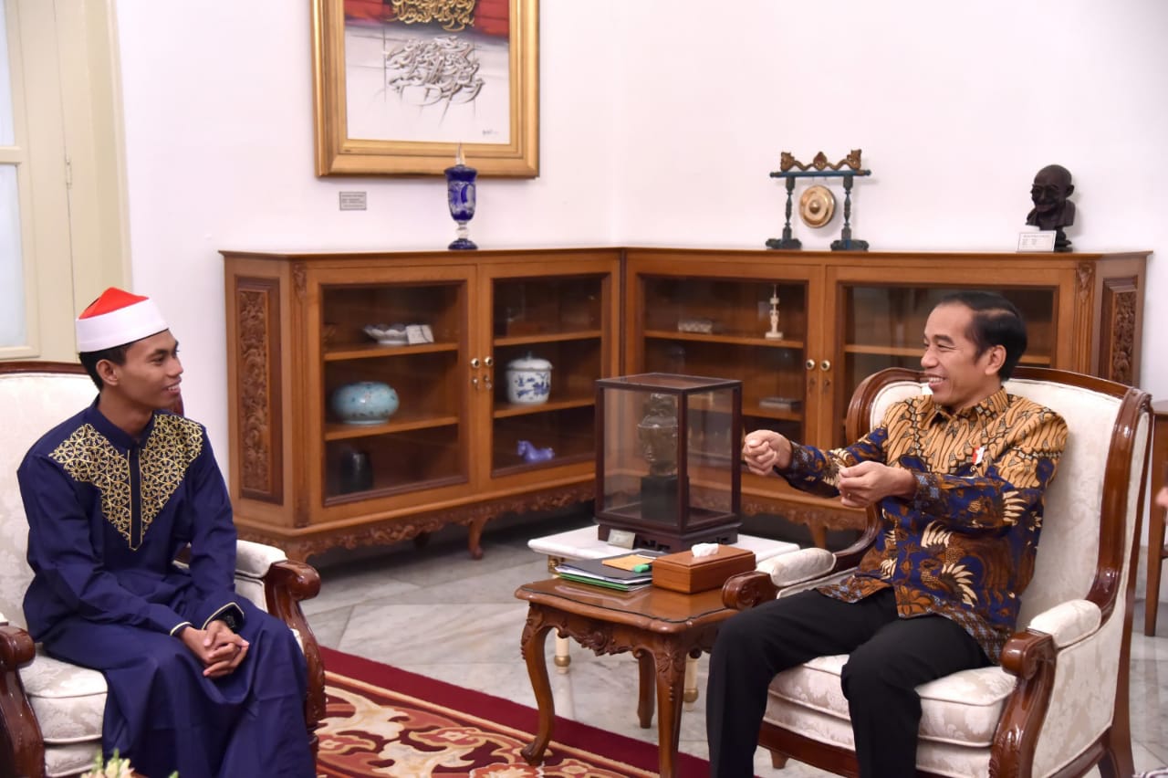 Juara MTQ Internadional Syamsuri Firdaus, pemuda asal NTB diterima Presiden Jokowi di Istana Merdeka, Selasa 28 Mei 2019. (Foto: Biro Pers Setpres)