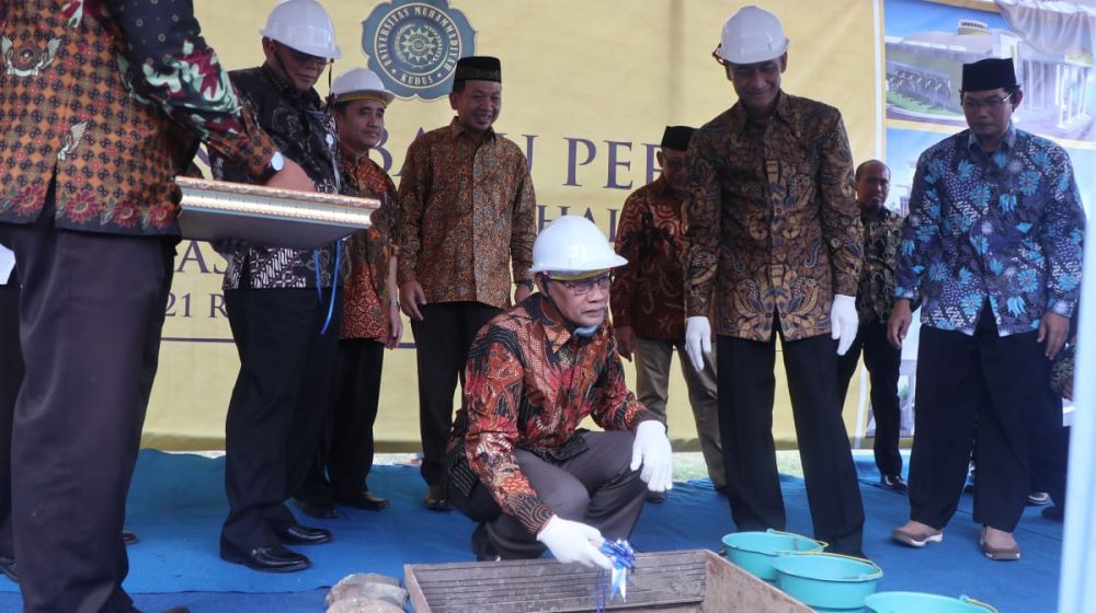 Haedar Nashir lakukan peletakan batu pertama pembangunan Conventian Hall Center Universitas Muhammadiyah Kudus (UMKU). (Foto: md for ngopibareng.id)