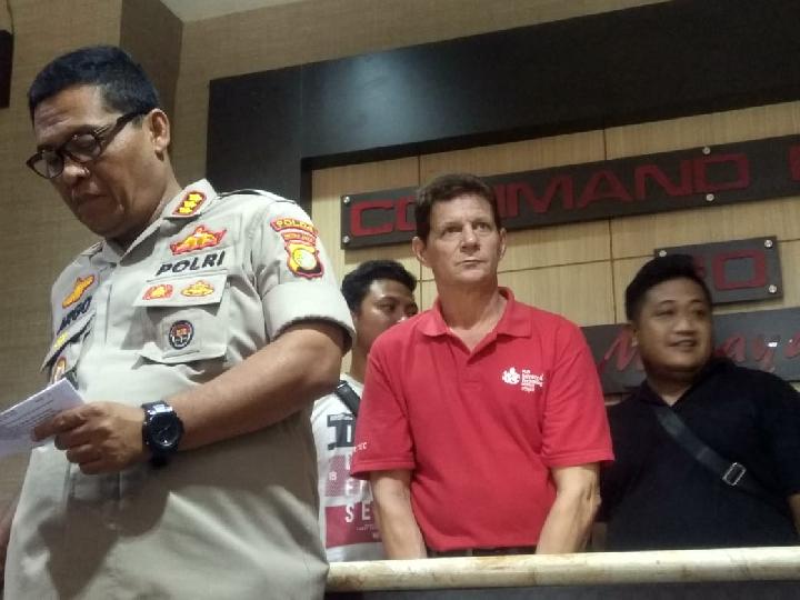 erry Duane Gray (baju merah) tersangka ujaran kebencian dan penyebaran berita bohong saat konferensi di kantor Polres Metro Jakarta Barat, Selasa, 28 Mei 2019. (Foto: Tempo/M Yusuf Manurung)