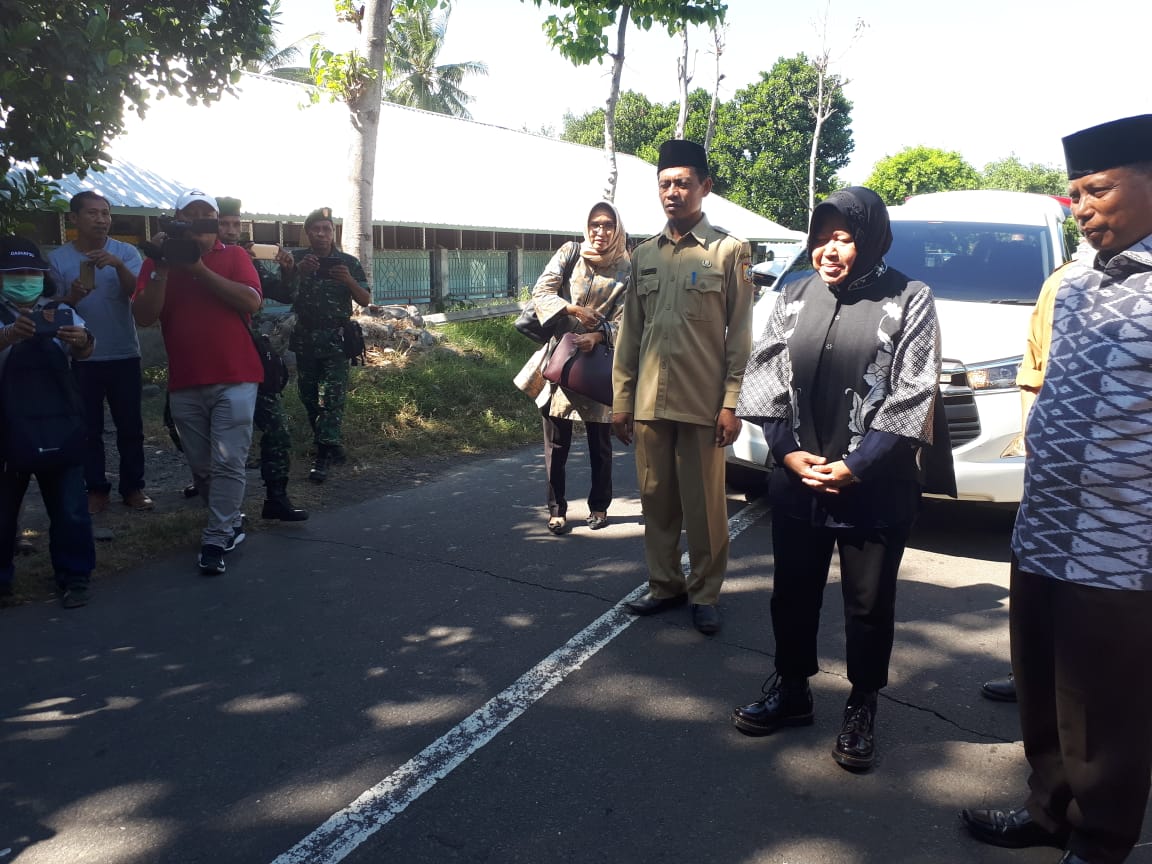 Wali Kota Surabaya Risma saat melakukan kunjungan ke Lombok Utara, NTB. (Foto: Alief/ngopibareng.id)