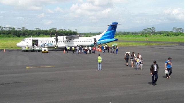 Sejumlah penumpang turun dari pesawat Garuda Indonesia di Bandara Notohadinegoro Jember. (Foto: Antara)
