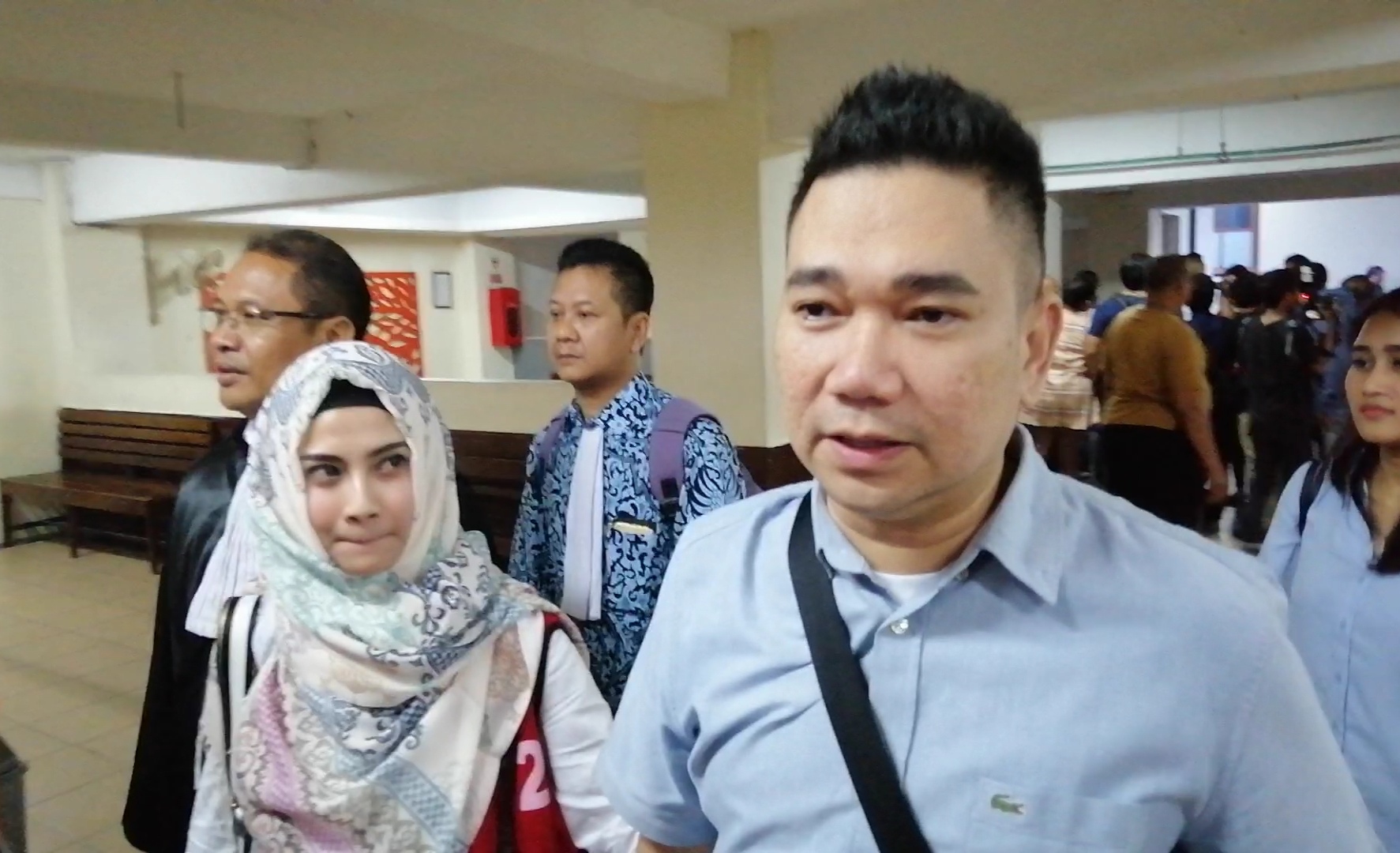 Vanessa Angel dan Milano Lubis, usai menjalani sidang di PN Surabaya, Rabu, 29 Mei 2019. (Foto: Farid/ngopibareng.id) 