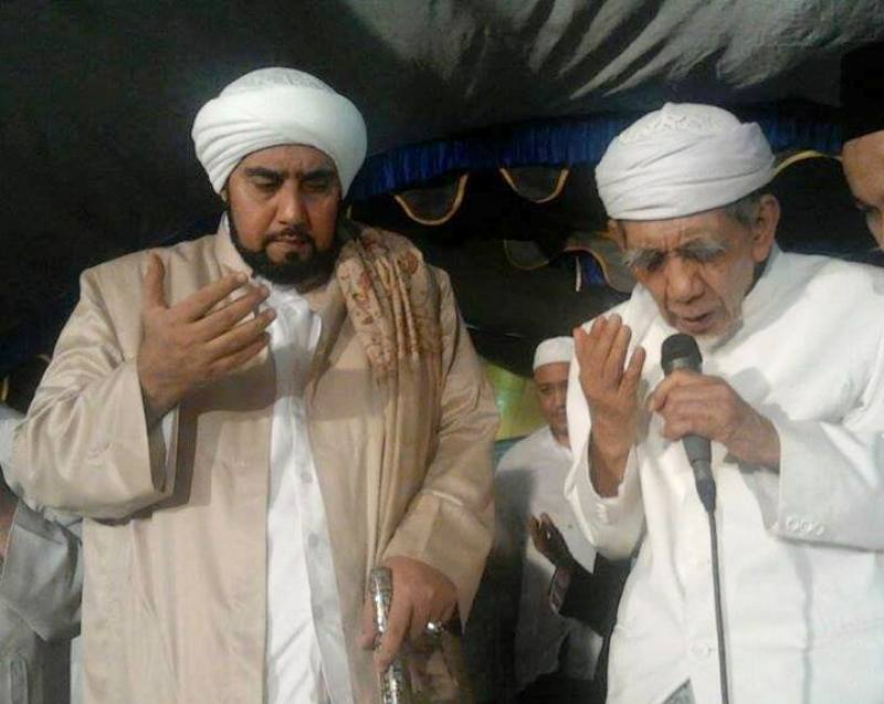 K.H Maimun Zubair (kanan) bersama Habib Syech bin Abdul Qodir Assegaf. (Foto: dok ngopibareng.id)