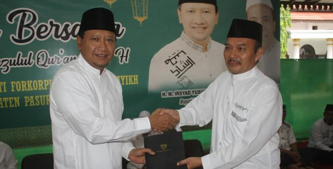 Bupati Pasuruan Irsyad Yusuf menyerahkan kepada Ketua Baznas Kabupaten Pasuruan Sonhaji Abdussomad. (Foto: www.pasuruankab.go.id)
