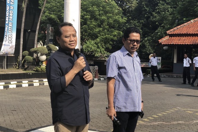 Direktur Operasional dan Pelayanan Publik Bulog Tri Wahyudi Saleh melepas penumpang BUMN Mudik Bareng di Jakarta, Kamis 30 Mei 2019. (Foto: dok/antara)
