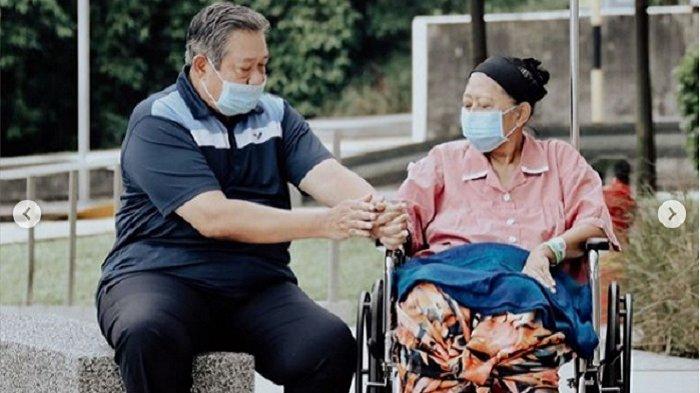 SBY nampak bercengkrama dengan Ani Yudhoyono yang pertama kalinya bisa keluar dari ruangan rumah sakit. (Foto: instagram ruby_26)