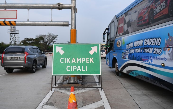 Sejumlah kendaraan memasuki Gerbang Tol Cikampek Utama, CIkampek, Jawa Barat, Rabu 29 Mei 2019. (Foto: Antara/Sigid Kurniawan)