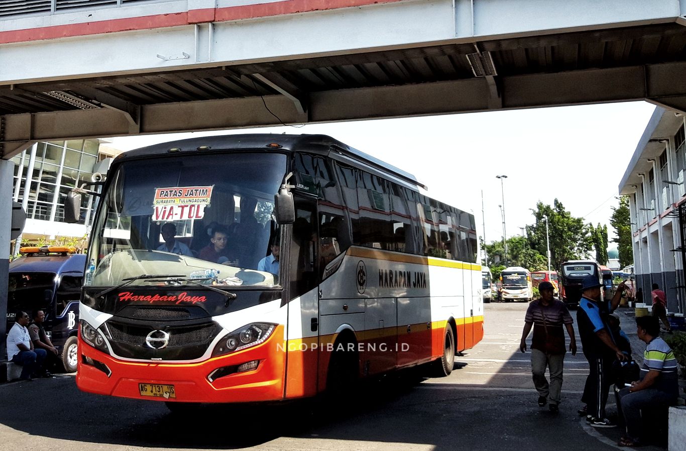 Beberapa bus di Terminal Purabaya mulai lewati Tol Trans Jawa. (Foto: Haris/ngopibareng.id)