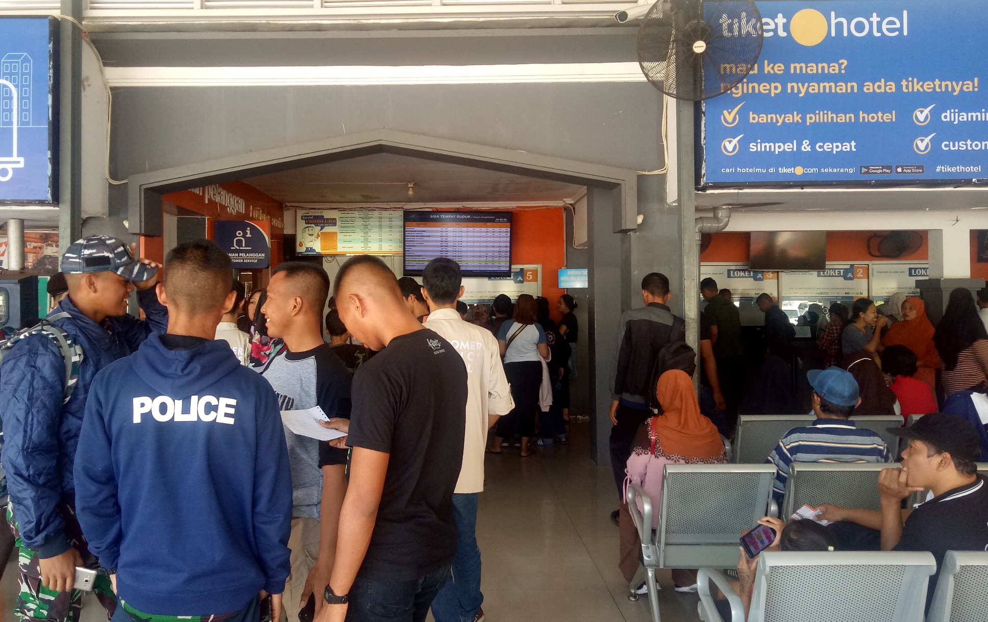 Suasana pembelian tiket di Stasiun KA Pasar Turi Surabaya, Kamis, 30 Mei 2019. (Foto: Pita/ngopibareng.id)