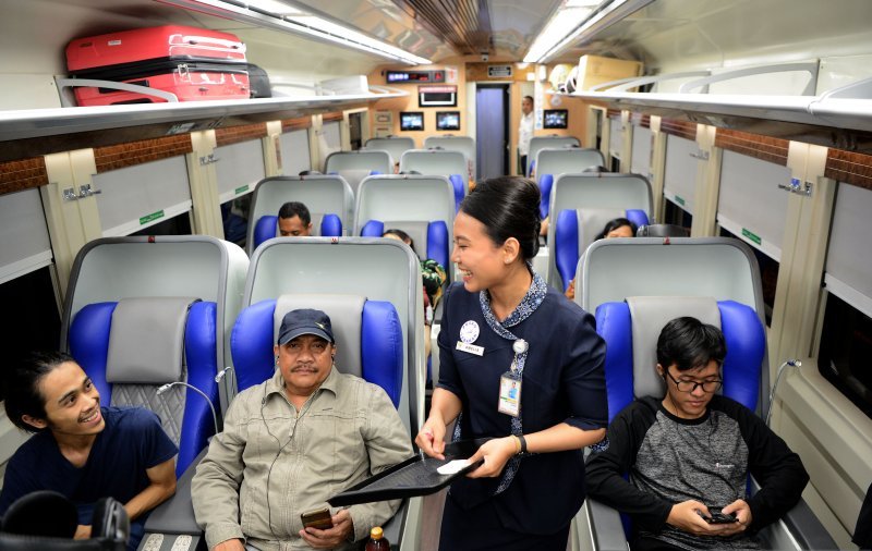 Seorang petugas berbincang dengan penumpang di dalam gerbong kereta 'Sleeper Luxury 2' yang dirangkaikan dengan kereta Argo Lawu jurusan Gambir-Solo Balapan sebelum berangkat di Stasiun Gambir, Jakarta, Selasa 28 Mei 2019.(Foto: Antara/M Risyal Hidayat)
