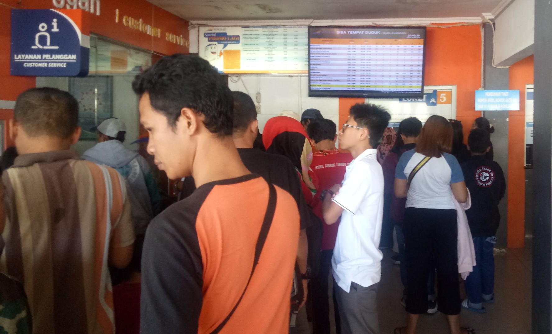 Suasana pemesanan tiket di Stasiun Kereta Api Pasar Turi Surabaya.  (Foto: Pita/ngopibareng.id)