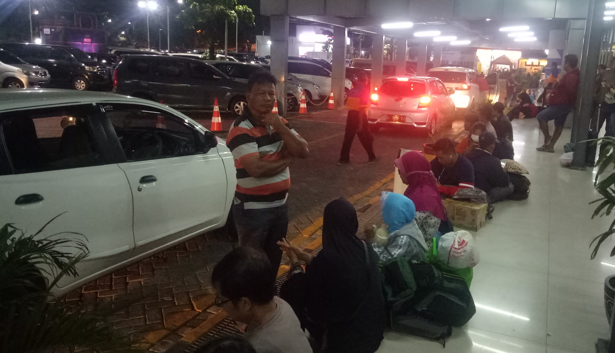 Suasana di depan pintu keberangkatan stasiun Pasar Turi Surabaya.  (Foto: 7Pita/ngopibareng.id)