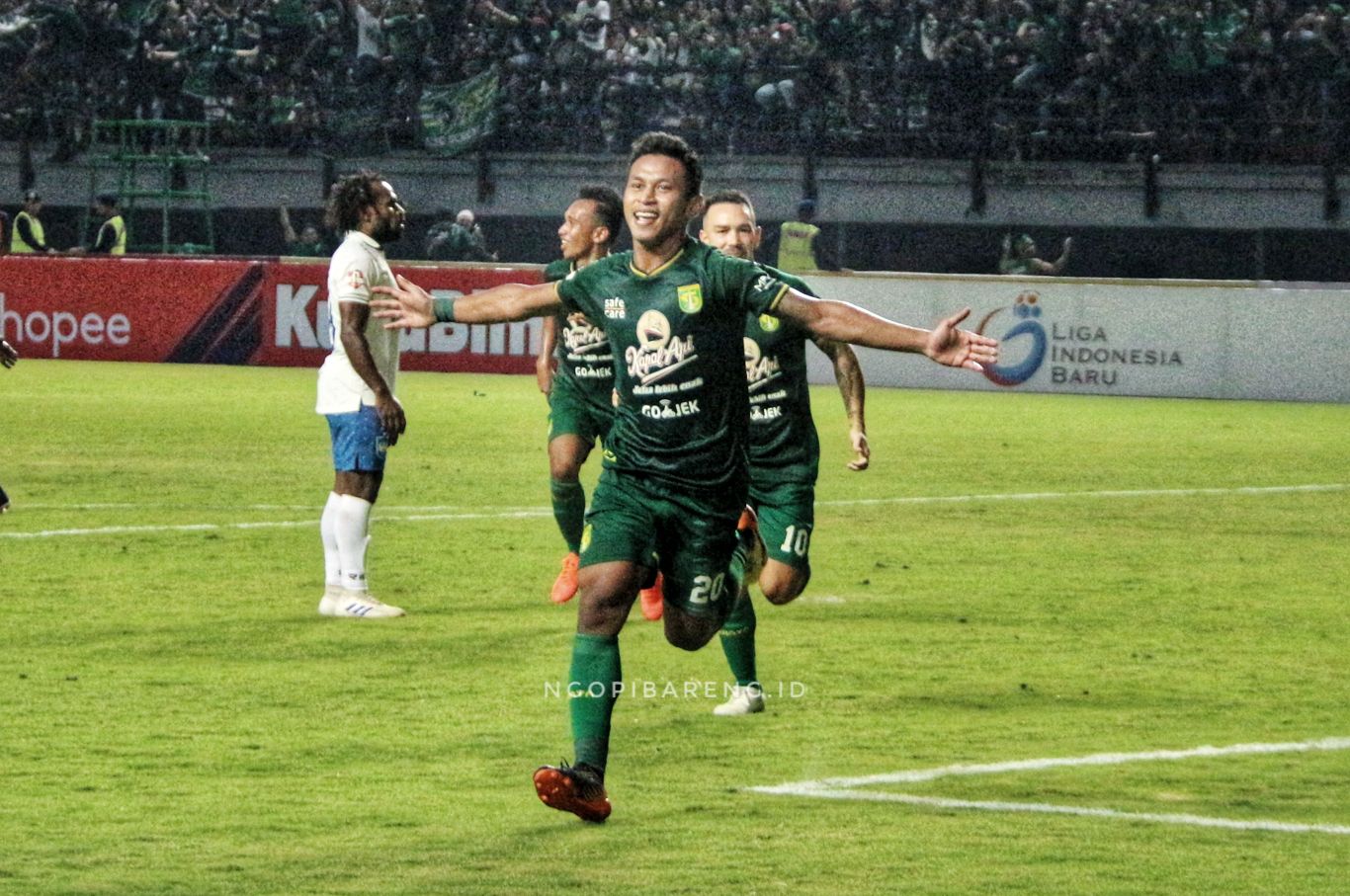 Selebrasi Osvaldo Haay pencetak gol keunggulan Persebaya melawan PSIS Semarang. (foto: Haris/ngopibareng.id)