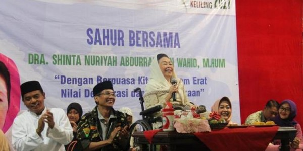 Nyai Hj Sinta Nuriyah Wahid saat kegiatan Sahur Keliling di Pendopo Kabupaten Bondowoso. (Foto: nu for ngopibareng.id)