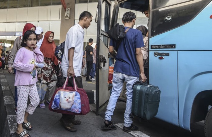 Calon pemudik menaiki bus di Terminal Pulo Gebang, Jakarta, Kamis 30 Mei 2019. (Foto: Adimaja/Antara)