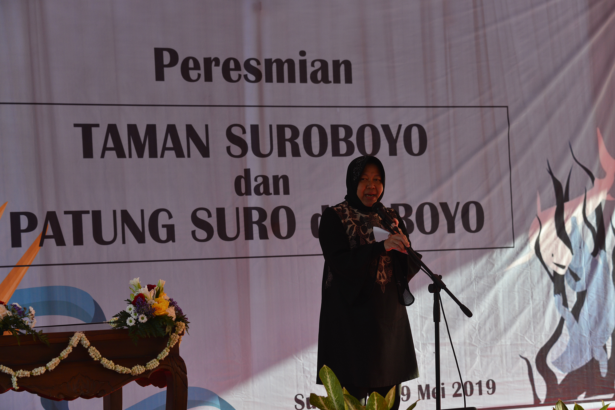 Risma, Wali Kota Surabaya, memberikan sambutan dalam peresmian Patung Suroboyo. (Foto: Alief/ngopibareng.id)