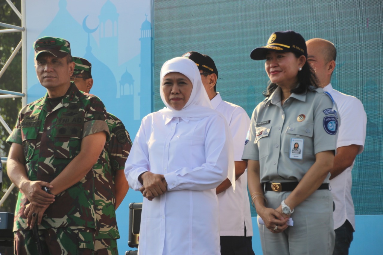 Direktur SDM Umum Jasa Raharja, Dewi Aryani Suzana bersama Gubernur Jatim dan Pangdam V Brawijaya meresmikan mudik gratis di Surabaya. (Foto: Faiq/ngopibareng)
