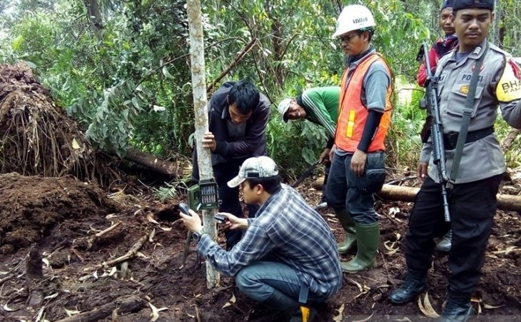 Sejumlah petugas BBKSDA Riau yang dikawal polisi memasang kamera perangkap atau camera trap di konsesi PT RIA, yang jadi lokasi penerkaman buruh pemanen akasia di Kecamatan Pelangiran Kabupaten Indragiri Hilir, Riau. (Foto: Antara/BBKSDA Riau)
