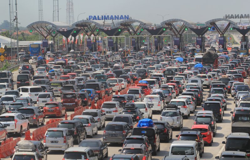 Kendaraan pemudik memadati pintu gerbang tol Cipali, Palimanan, Cirebon, Jawa Barat, Kamis (30/5/2019). Arus mudik di gerbang tol Cipali pada H-6 terpantau padat. (Foto: Antara/Dedhez Anggara)